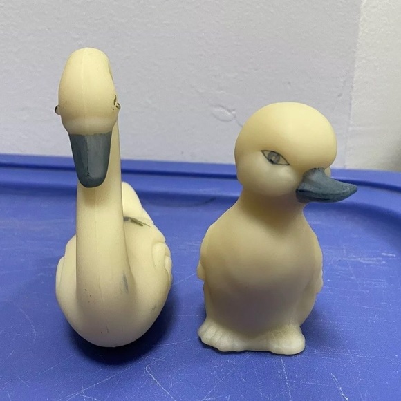 Set (2) Vintage Fenton Custard Glass Duck Hand Painted Blue Floral Artist Signed - Picture 3 of 11